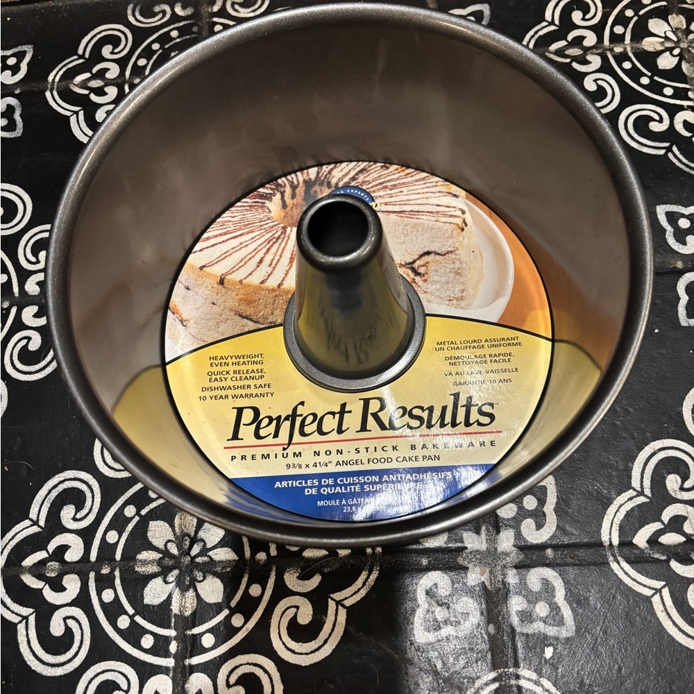 Perfect Results Non-Stick Bundt Cake/ Angel Food Cake Pan NWT